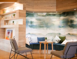2 bars/lounges