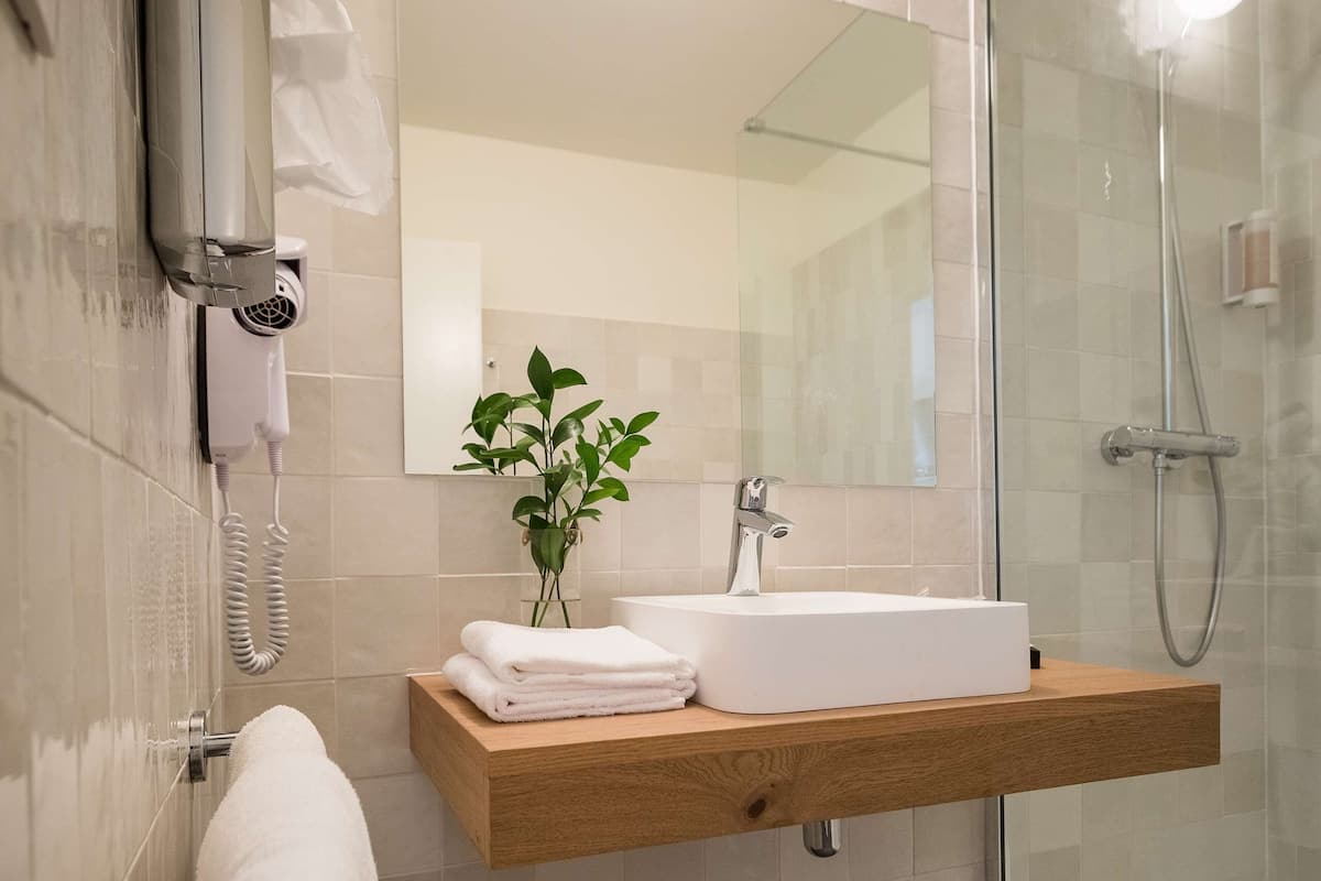 Amenidades de baño gratuitas, secadora de cabello, bidet, toallas