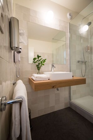 Articles de toilette gratuits, sèche-cheveux, bidet, serviettes fournies