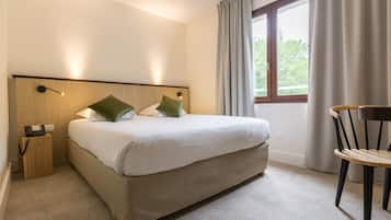 Ropa de cama de alta calidad y caja de seguridad en la habitación