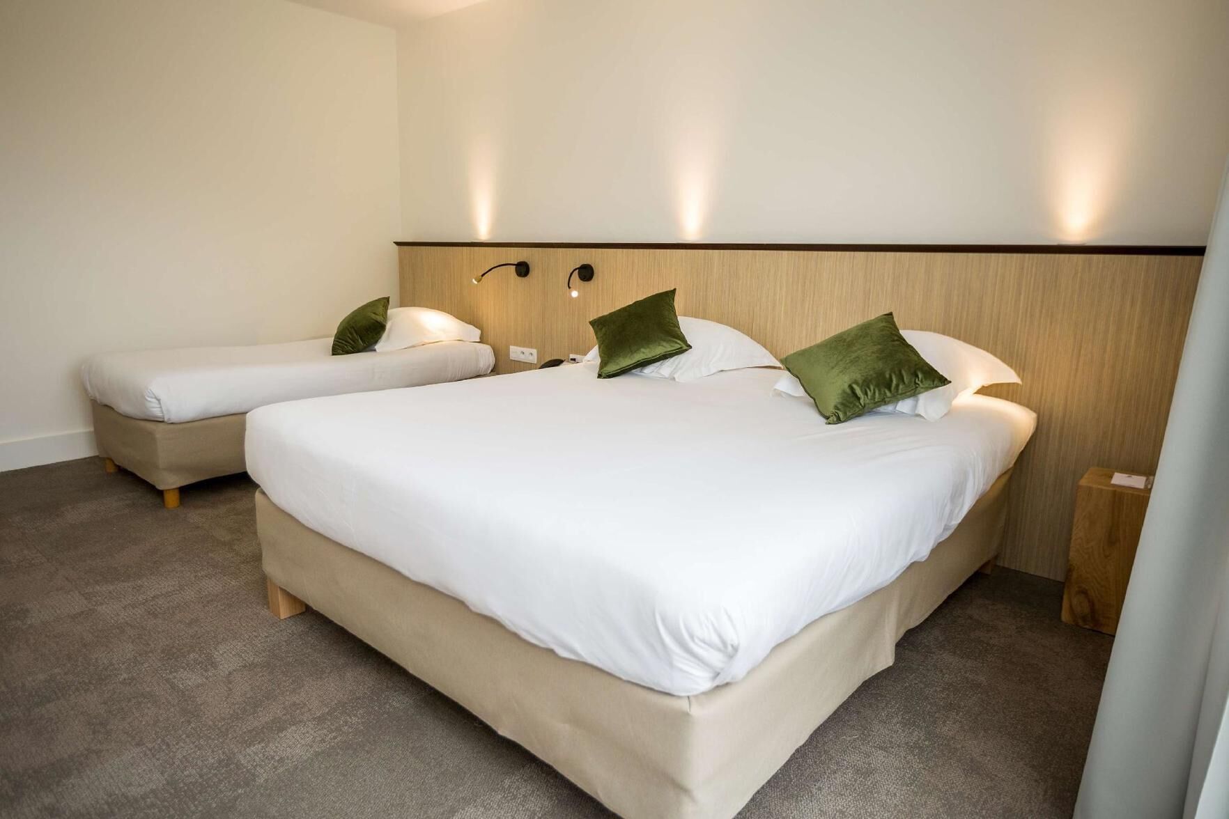Hochwertige Bettwaren, Zimmersafe, Schreibtisch, Bügeleisen/Bügelbrett