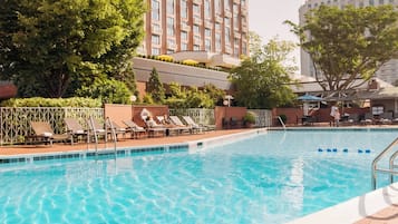 Hồ bơi trong nhà, hồ bơi ngoài trời phục vụ theo mùa, ghế dài tắm nắng