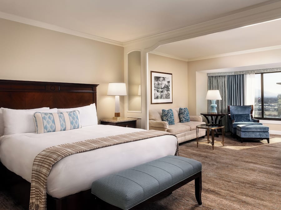 Roupas de cama premium, frigobar, cofres nos quartos, escrivaninha