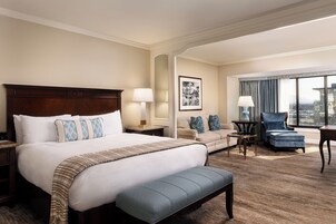 高档床上用品、迷你吧、客房内保险箱、办公桌