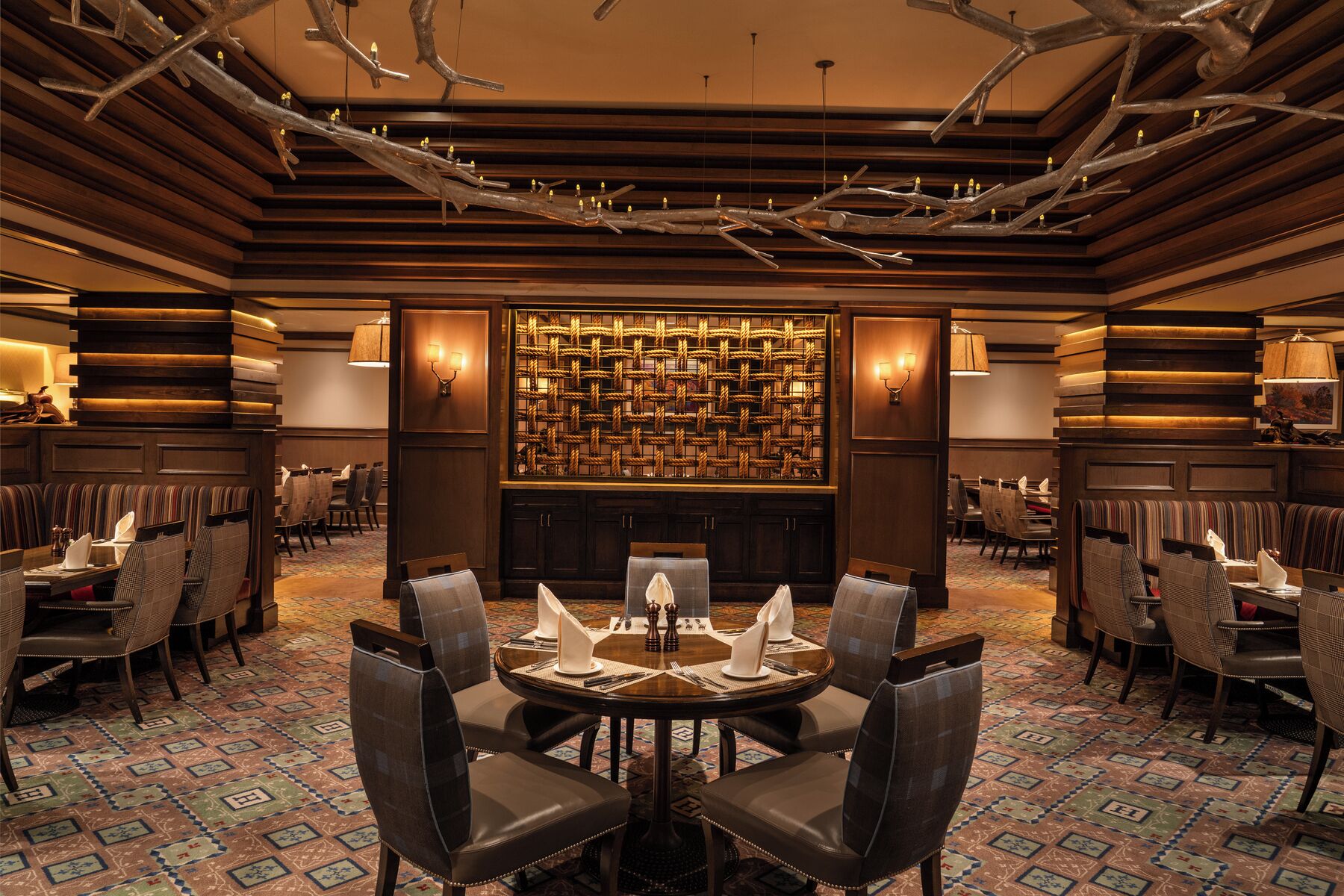 2 restaurants; breakfast, lunch and dinner served 