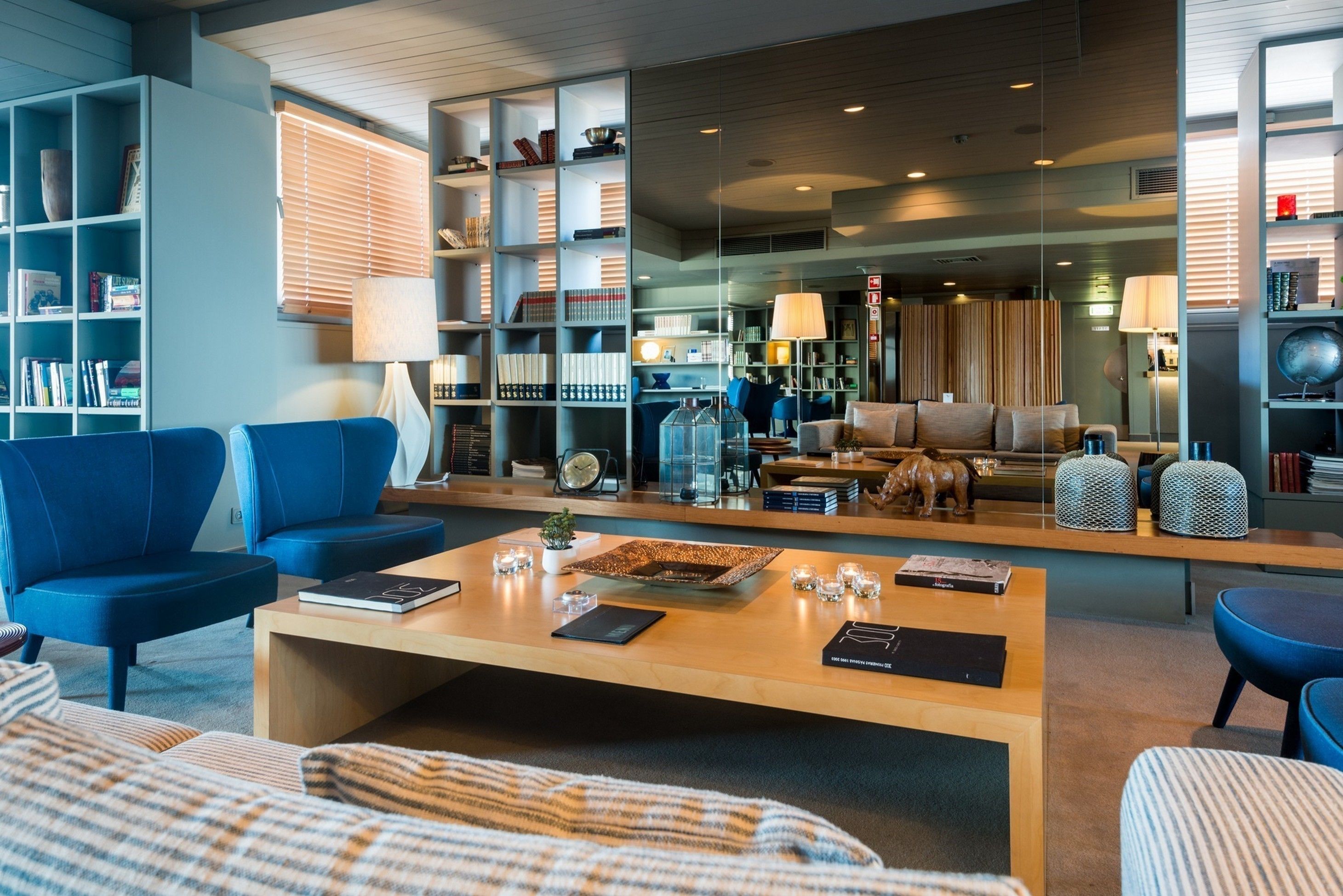 Phục vụ bữa trưa và bữa tối 