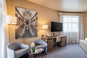 Comfort Room, 1 King Bed | Hypo-allergenic bedding, minibar, in-room safe, desk