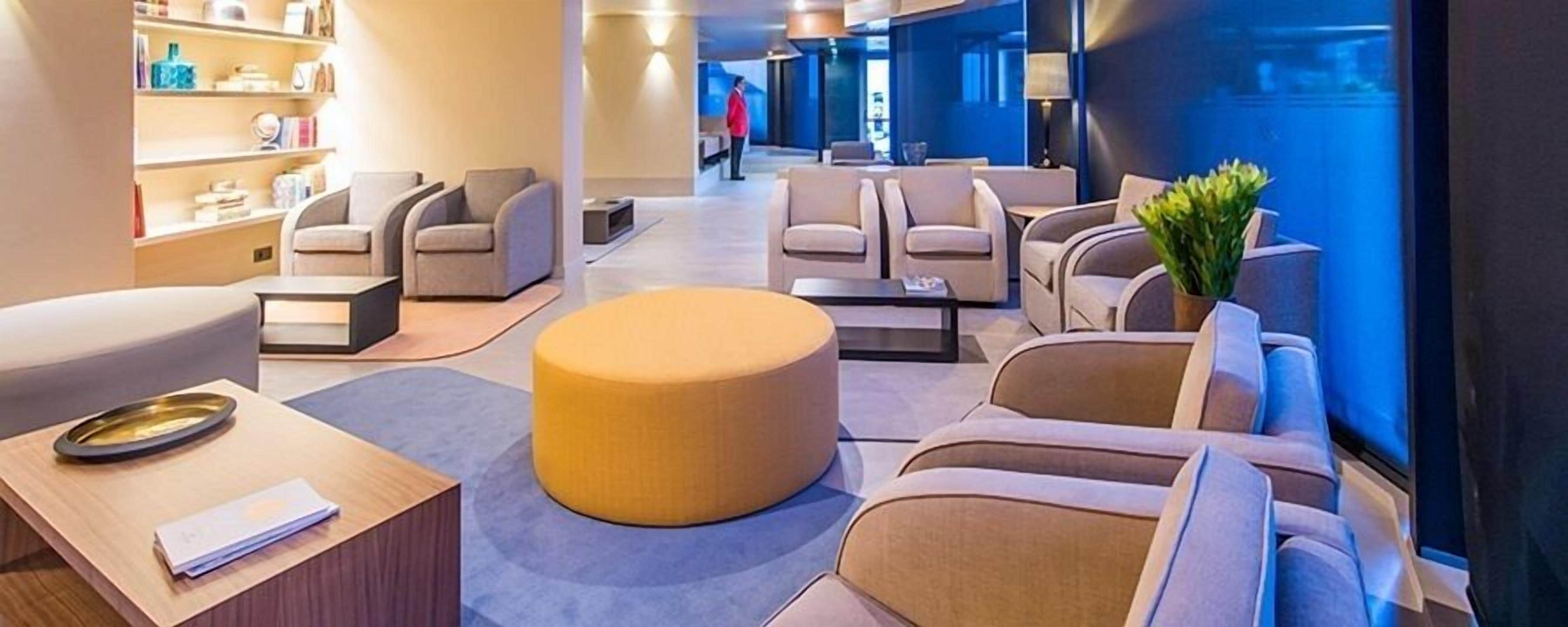 serves lunch and dinner