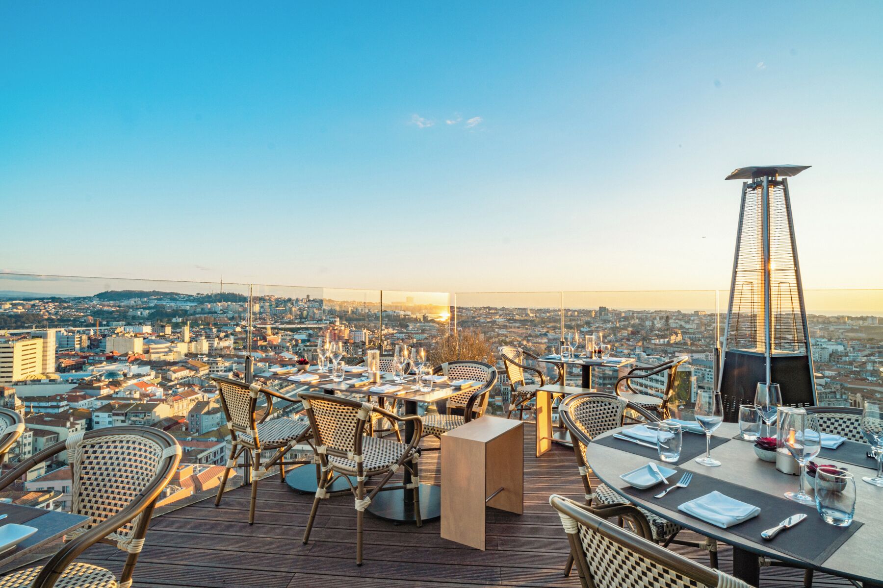 2 間餐廳，供應早餐、午餐和晚餐，地中海料理