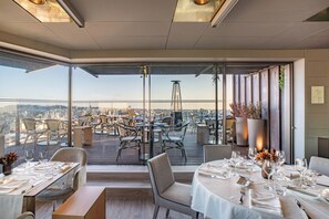2 restaurants; breakfast, lunch, and dinner served - Hotel Dom Henrique Downtown (Porto)