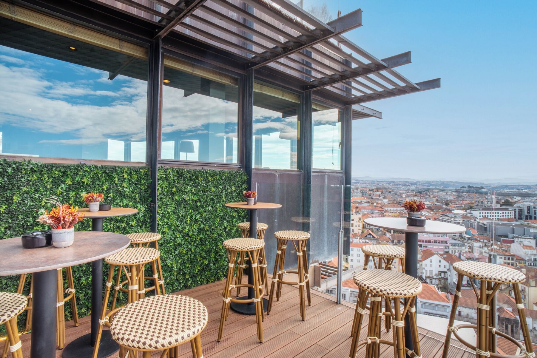 serves lunch and dinner