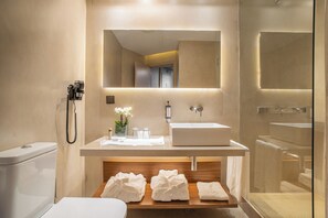 Amenidades de baño gratuitas, secadora de cabello, toallas 