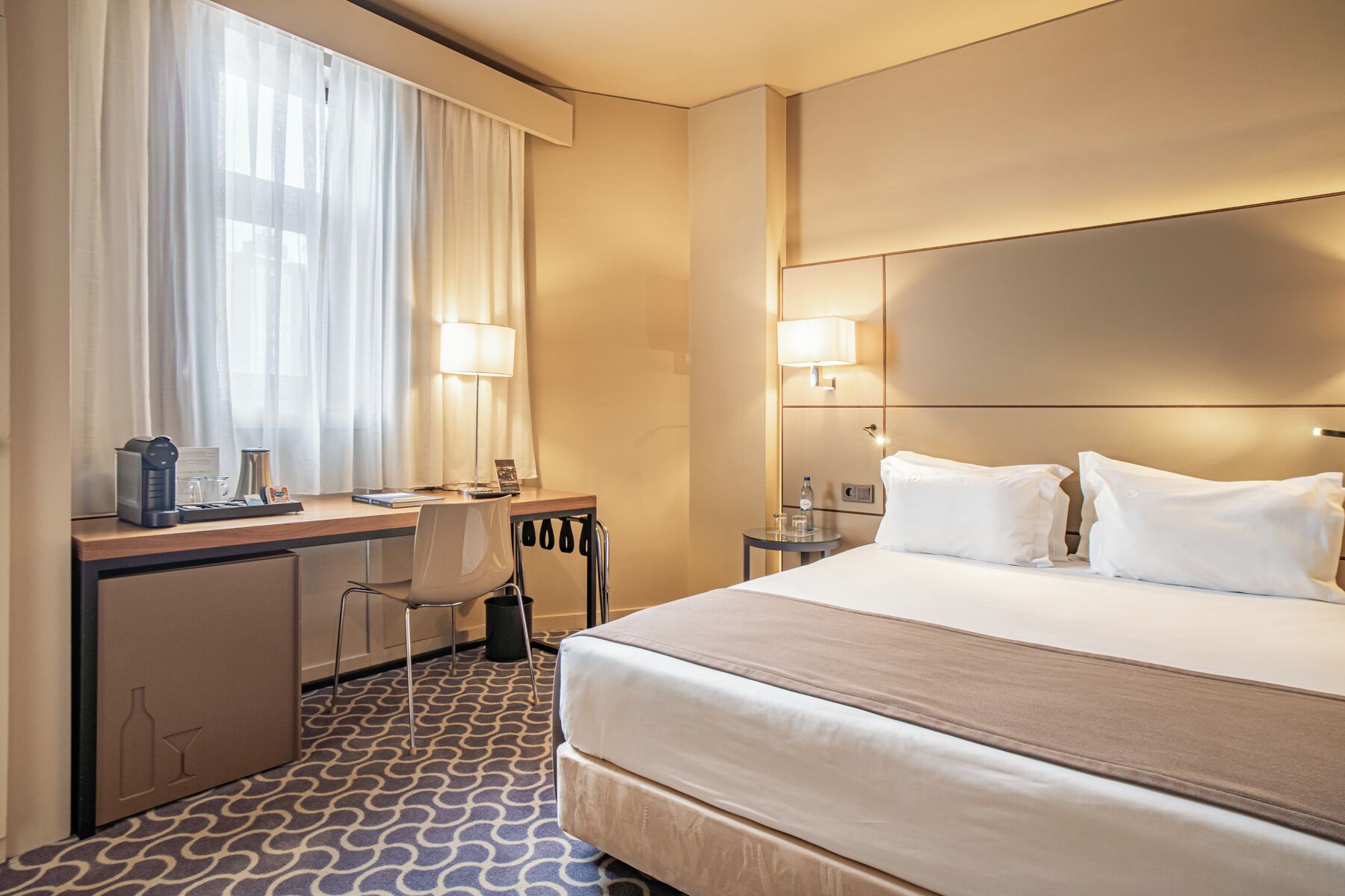 comfort room, 1 king bed | hypo-allergenic bedding, minibar, in-room safe, desk