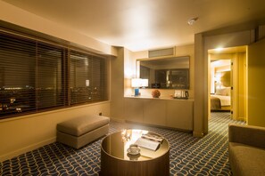 Deluxe Panoramic Suite | Living area | TV