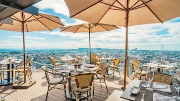 2 restaurantes; se sirven desayunos, almuerzos y cenas