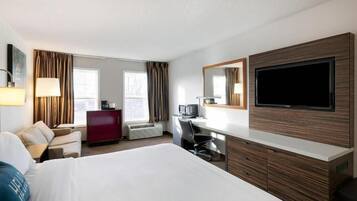 Deluxe Suite | Hypo-allergenic bedding, down duvets, pillow-top beds