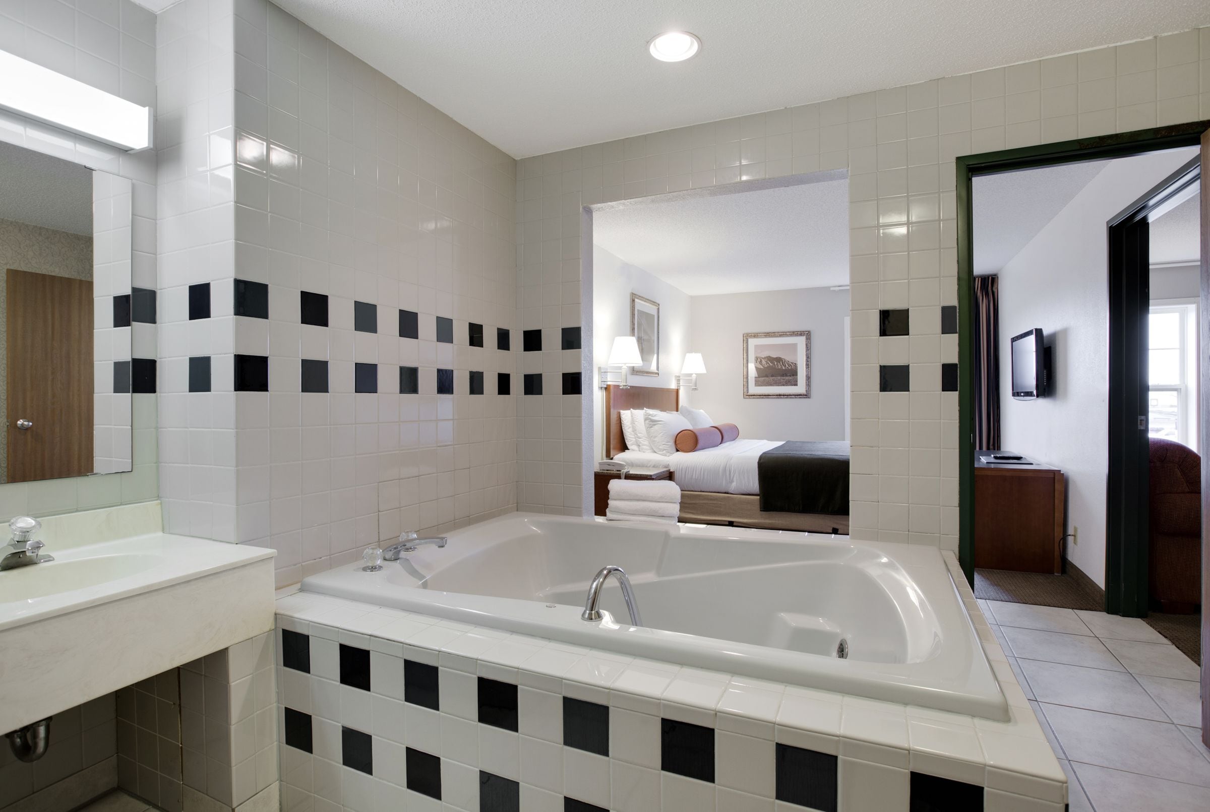 deluxe room, non smoking | jetted bathtub