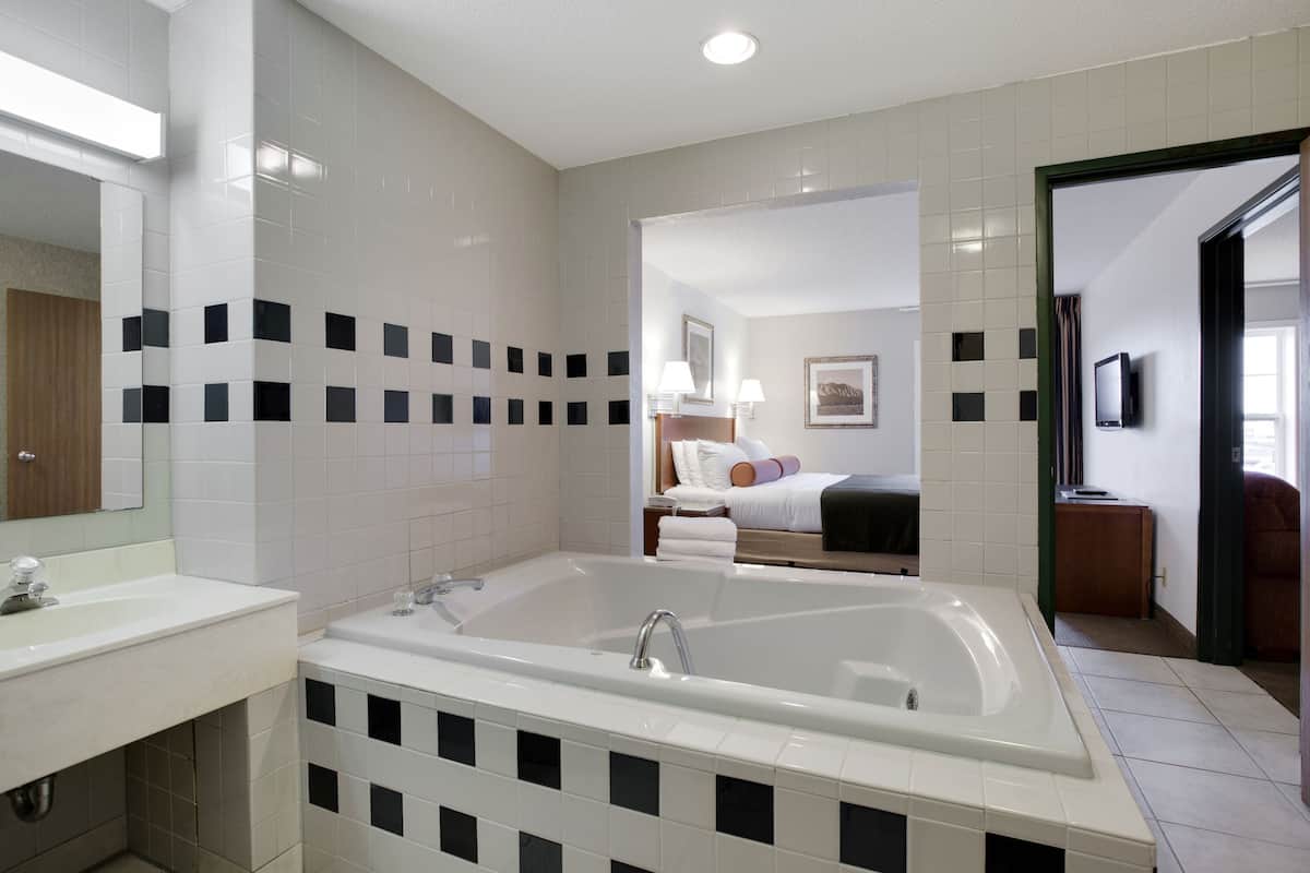 deluxe room, non smoking | jetted bathtub