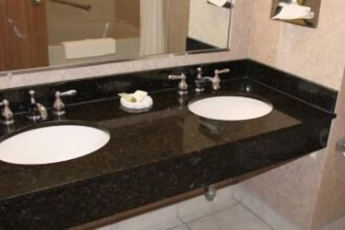 basic room, non smoking | bathroom sink