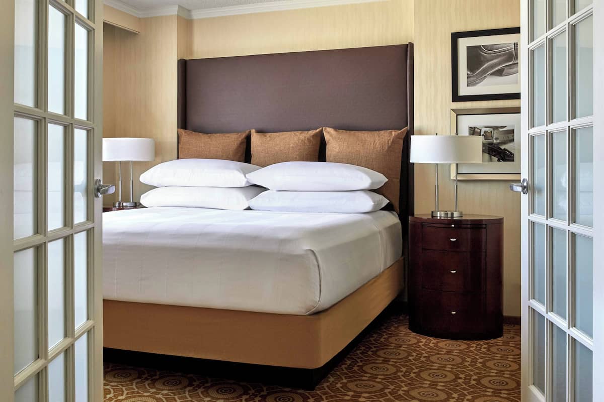 Ropa de cama de alta calidad y camas con pillow-top
