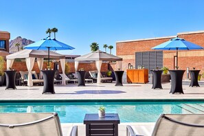 Hồ bơi ngoài trời