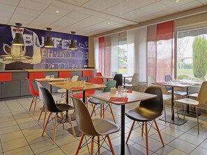 Daily buffet breakfast for a fee - ibis Poitiers Beaulieu (Poitiers)