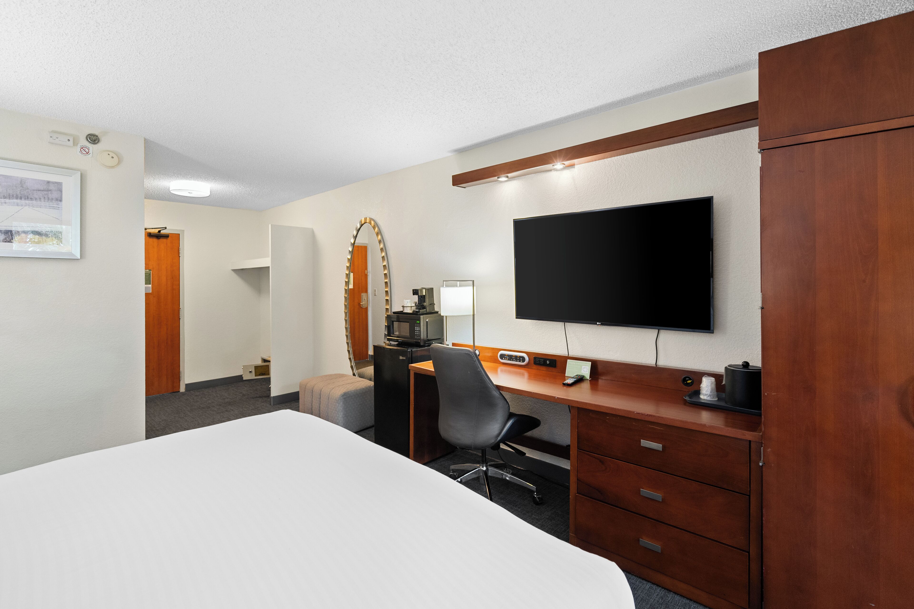 deluxe room, 1 king bed, non smoking, pool view | in-room safe, soundproofing, iron/ironing board, free wifi