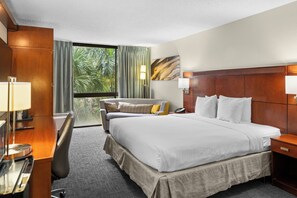 Deluxe Room, 1 King Bed, Non Smoking, Pool View | In-room safe, soundproofing, iron/ironing board, free WiFi - 88 Palms Hotel & Event Center (West Palm Beach)