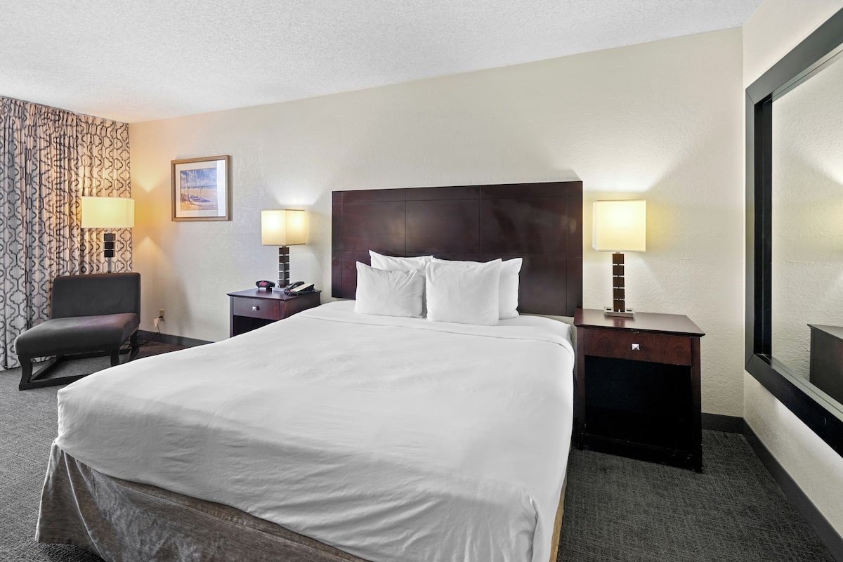 In-room safe, soundproofing, iron/ironing board, free WiFi