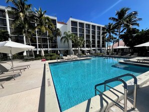 Ulkouima-allas avoinna 7.00–21.00, aurinkovarjoja, aurinkotuoleja