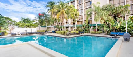 Außenpool, geöffnet von 07:00 Uhr bis 21:00 Uhr, Sonnenschirme