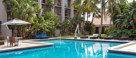 Piscine extérieure, parasols de plage, chaises longues