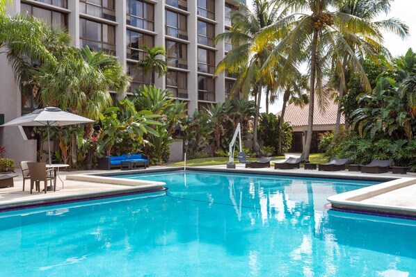 Piscine extérieure, accès possible de 7 h à 21 h, parasols