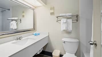 Bồn tắm và buồng tắm vòi sen riêng, vòi sen phun mưa, máy sấy tóc