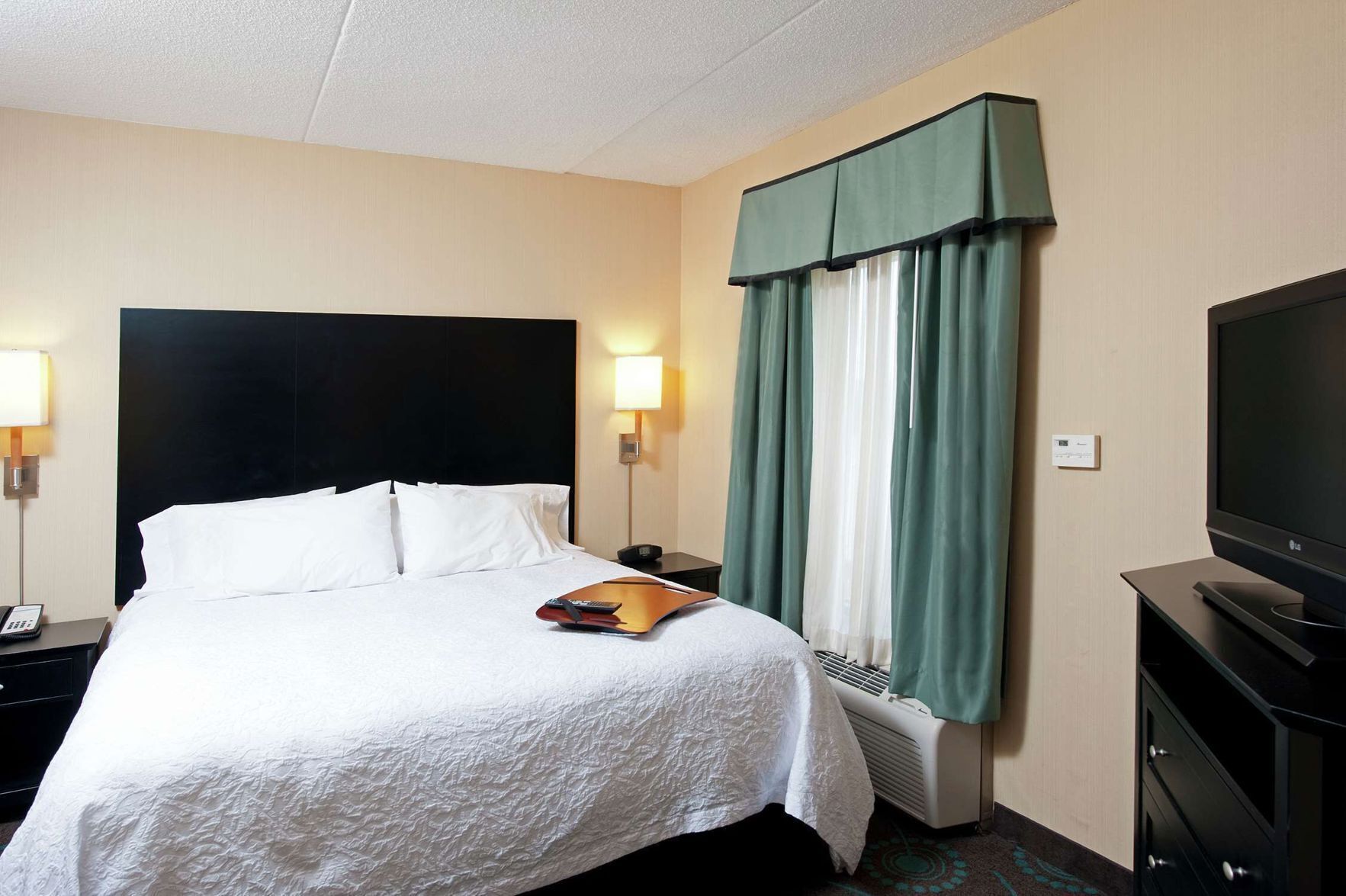 Premium bedding, in-room safe, desk, laptop workspace