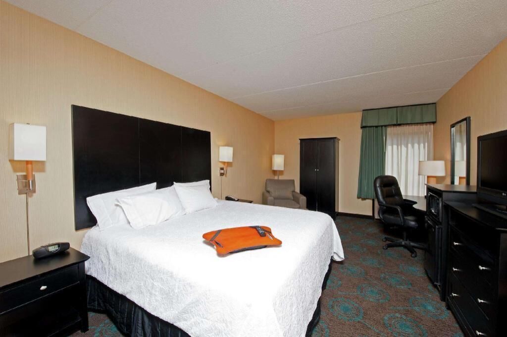 Premium bedding, in-room safe, desk, laptop workspace