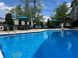 Una piscina al aire libre de temporada