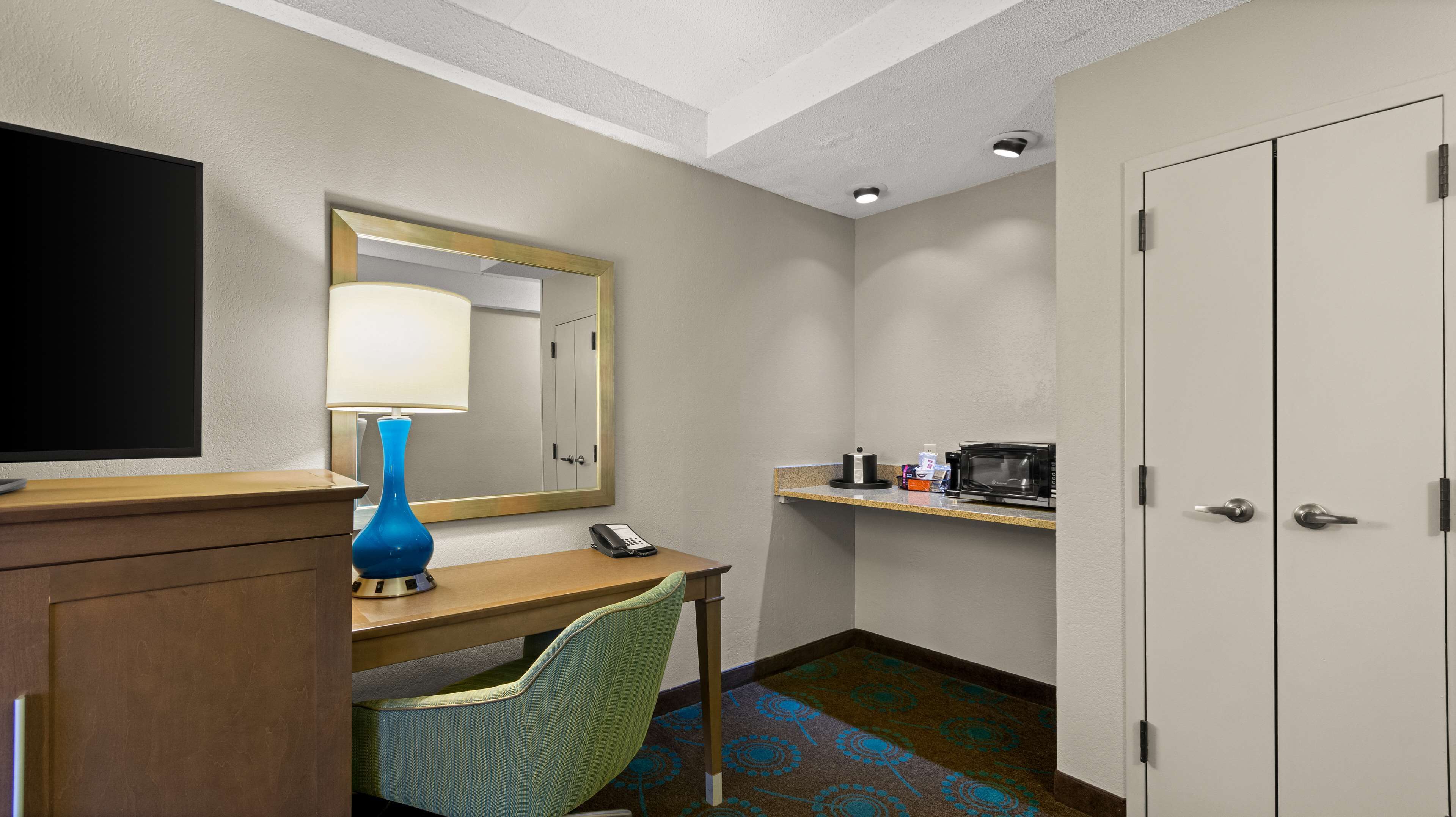 suite, 1 king bed, non smoking | premium bedding, in-room safe, desk, laptop workspace