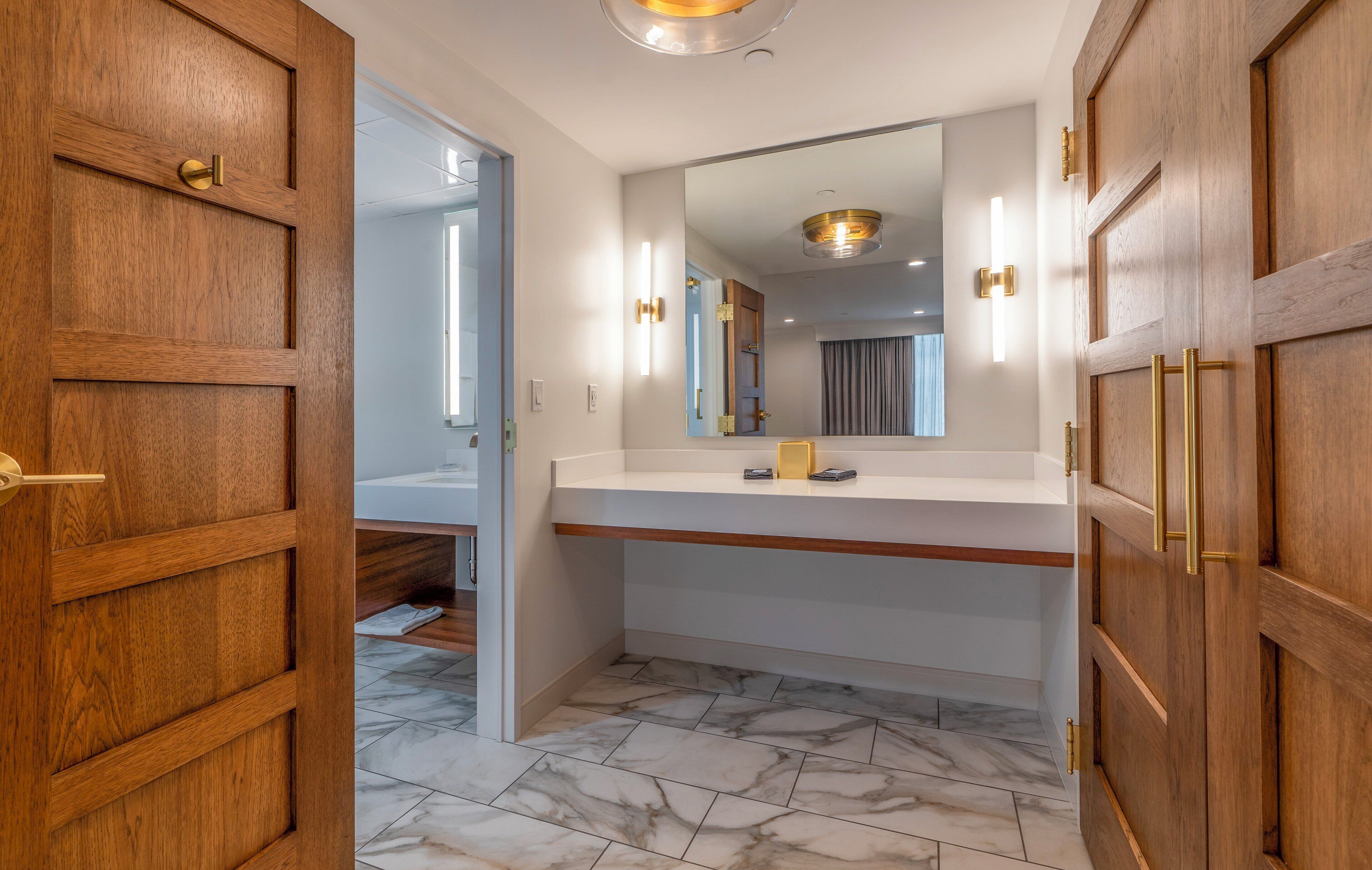 suite, 1 bedroom | bathroom | combined shower/bathtub, eco-friendly toiletries, hair dryer, towels