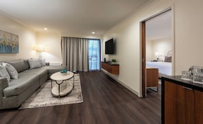 Suite, 1 cama de matrimonio grande, vistas a la ciudad | Zona de estar | Una televisión LCD, una consola de videojuegos, películas de pago
