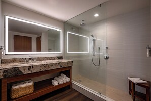 Suite, 1 Tempat Tidur King | Kamar mandi | Kombinasi shower/bathtub dan perlengkapan kamar mandi ramah lingkungan