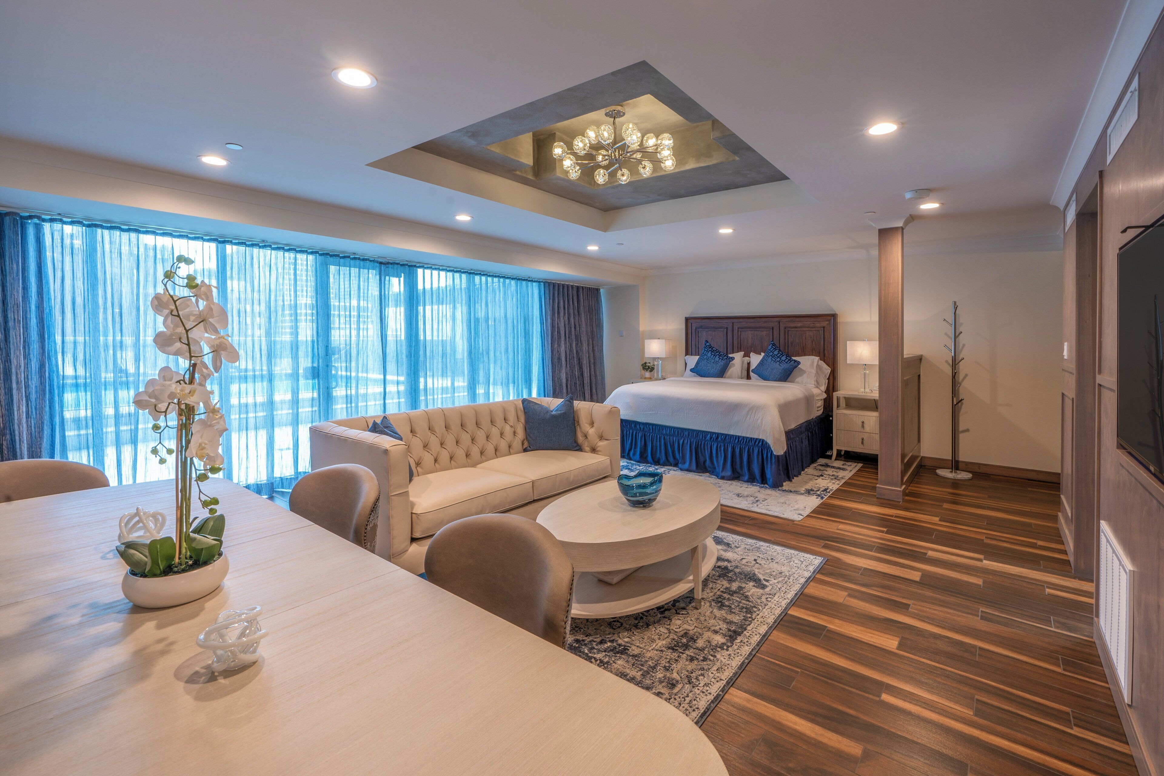 Suite, 1 kingsize bed | Luxe beddengoed, een kluis op de kamer, een bureau, een laptopwerkplek