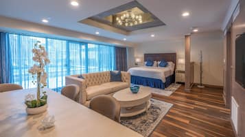 Suite, 1 kingsize bed | Luxe beddengoed, een kluis op de kamer, een bureau, een laptopwerkplek
