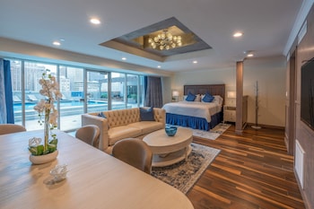 Suite, 1 King Bed | Premium bedding, in-room safe, desk, laptop workspace at Holiday Inn New Orleans - Downtown Superdome by IHG