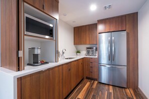 Suite, 1 cama de matrimonio grande | Cocina privada | Frigorífico, microondas y cafetera o tetera