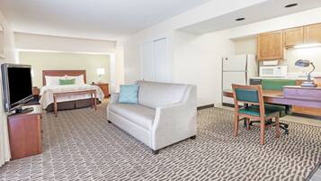 Suite | Desk, laptop workspace, iron/ironing board, free WiFi