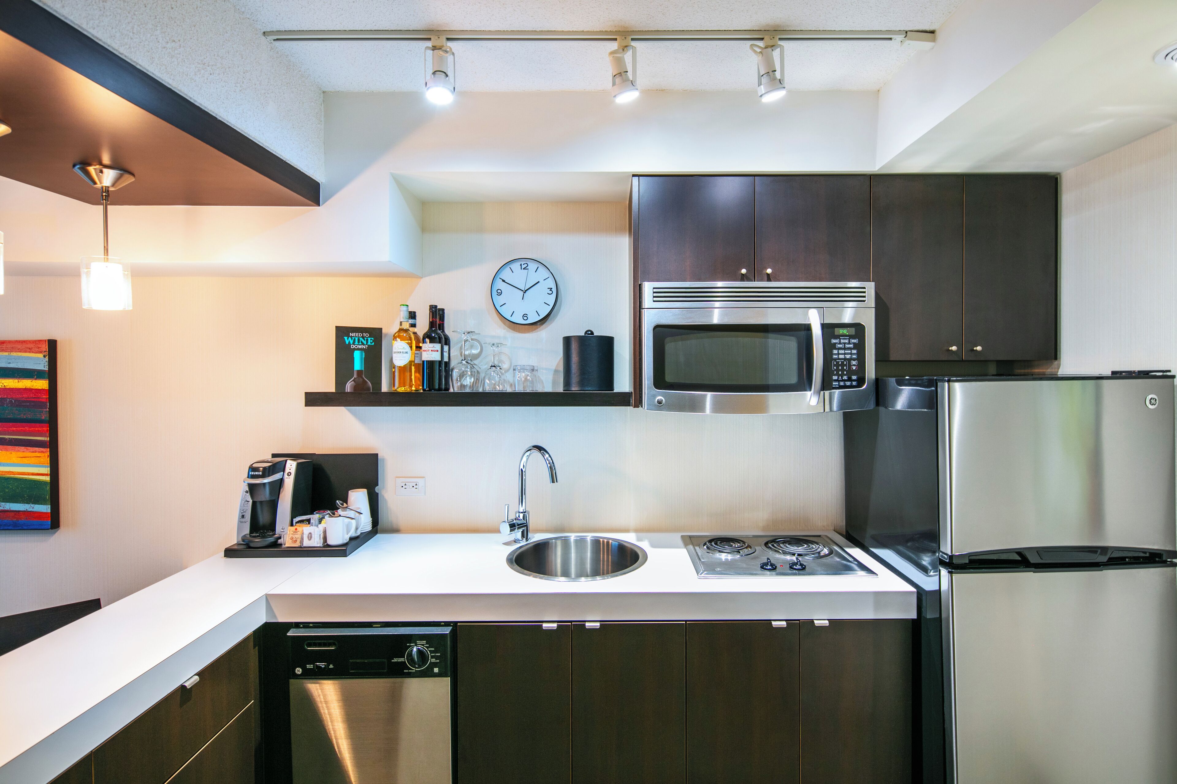 deluxe one bedroom suite, full kitchen | private kitchen | microwave, coffee/tea maker