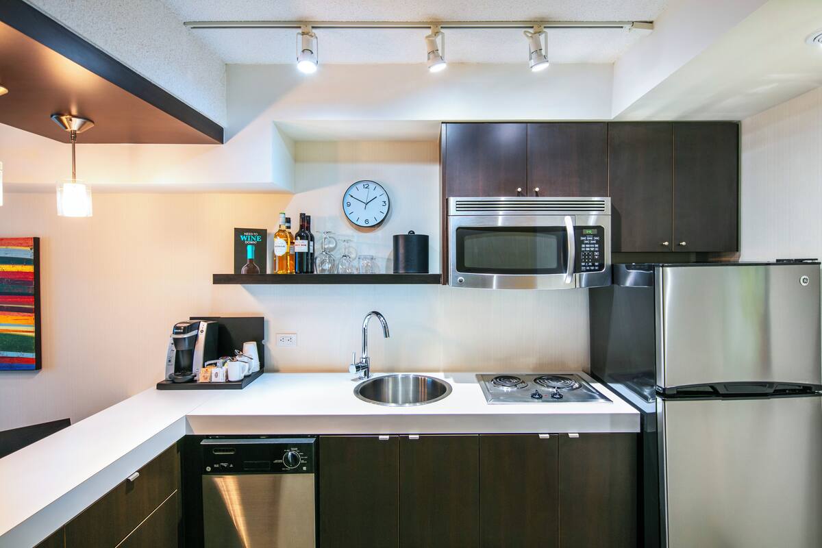 deluxe one bedroom suite, full kitchen | private kitchen | microwave, coffee/tea maker