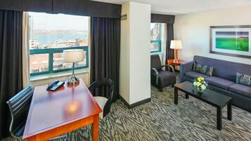 Superior-Suite (1 Bedroom King) | Wohnbereich | Flachbildfernseher, iPod-Dockingstation