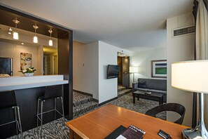 Deluxe One Bedroom Suite, Full Kitchen | Living area